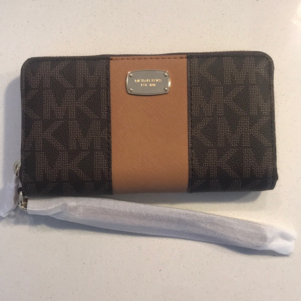 New Michael Kors Center Stripped Wristlet